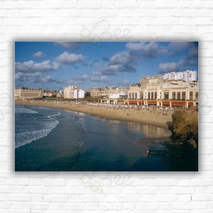 Impresión/póster de Slim Aarons Biarritz Seafront: La playa y el paseo marítimo de Biarritz, Francia, 1960.