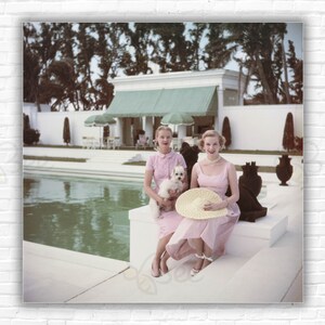 Stampa/poster Slim Aarons Socialites - La socialite CZ Guest (la signora F. C. Winston Guest) seduta con Joanne Connolly a Palm Beach, Florida.