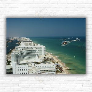 Slim Aarons Aerial Miami Beach Stampa/Poster - Un elicottero che trasporta turisti volteggia sopra il Fontainebleau Hotel a Miami Beach, Florida