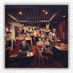 Stampa/manifesto del lavoro di Slim Aarons Man - Lavora alla sua macchina da scrivere circondato da conigliette, l'editore Hugh al Key Club di Chicago