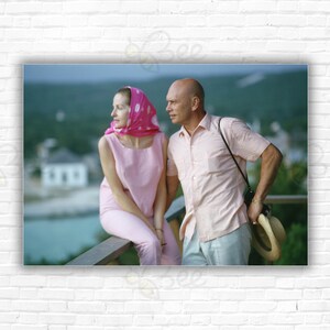 Stampa/Poster di Slim Aarons The Brynners - Yul Brynner e sua moglie, Doris Kleiner, ammirano il Canale di Nassau, Bahamas.