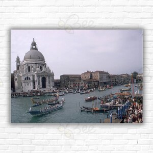Slim Aarons Papa a Venezia Stampa/Poster - Processione in barca sul Canal Grande di Santa Maria della Salute durante la visita di Papa Paolo VI