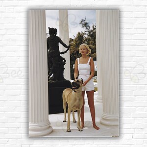 Slim Aarons C.Z. Guest con il suo alano Stampa/Poster - Socialite C.Z. Guest presso la piscina del tempio greco, Villa Artemis, Palm Beach, Florida