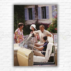 Impresión/póster de vacaciones francesas de Slim Aarons: turistas en Francia sentados en un coche. Arte mural. Foto: Slim Aaron.