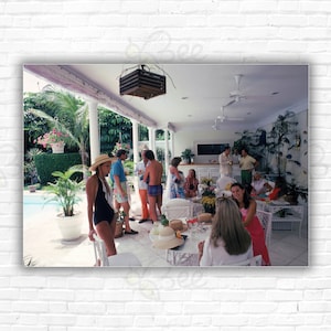 Stampa/Poster di Slim Aarons Anderson a casa di Gillet - Inger Anderson a casa della signora Warrington Gillet, Palm Beach, Florida.