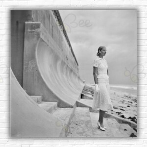 Slim Aarons CZ Guest a Villa Artemis Stampa/Poster - CZ Guest sulla spiaggia a Villa Artemis, Guest Family Estate, Palm Beach, Florida