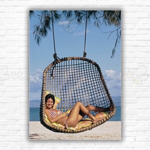 Slim Aarons Private Island Philippines Stampa/Poster - Ospite che si rilassa sulla spiaggia di un'isola privata
