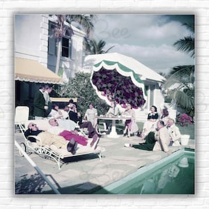 Stampa/poster della festa in piscina di Slim Aarons: ospiti a una festa in piscina, Palm Beach, Florida, circa 1955.