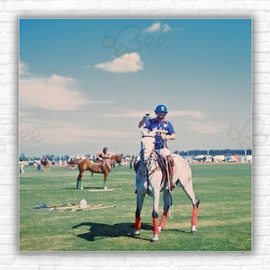 Stampa/Manifesto Slim Aarons Polo In Florida - Cavalieri a una partita di polo al Royal Palm Polo Club di Boca Raton, Florida, aprile 1978.