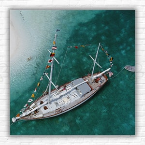 Stampa/poster del ketch charter Slim Aarons - Ketch charter di 68 piedi 'Traveller II' ancorato vicino a Stocking Island, di fronte a George Town, Exuma