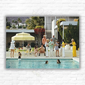 Schmales Aharons Poolside Gathering Print/Poster - Nelda Linsk, Lita Baron & Helen Dzo Dzo im Kaufmann Desert House, Palm Springs, Kalifornien
