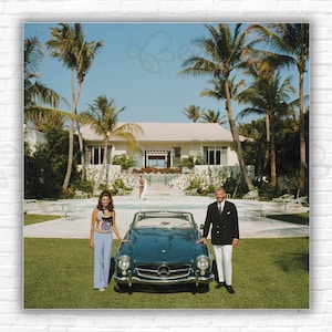 Stampa/Poster di Slim Aarons The Fullers - Alvin e Lilly Fuller con la Mercedes 190SL fuori dalla loro nuova casa a Palm Beach, Florida.