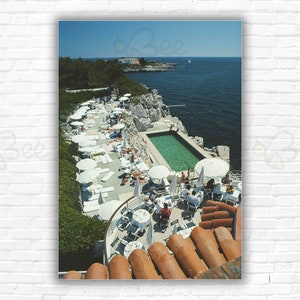 Stampa/Poster Slim Aarons Hotel Du Cap-Eden-Roc - Ospiti a bordo piscina ad Antibes, sulla Costa Azzurra
