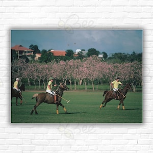 Impressão/pôster da partida de polo caribenha de Slim Aarons - Competidores em uma partida de polo, Casa de Campo, República Dominicana, fevereiro de 1985.