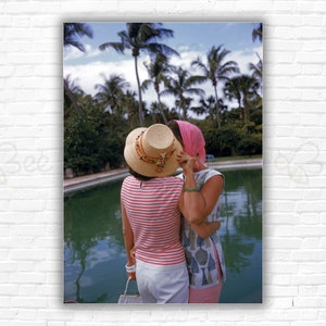 Stampa/Manifesto Slim Aarons Poolside Secrets - Flo Smith (a sinistra) e Lily Pulitzer a una festa in piscina, Palm Beach, Florida, aprile 1961.