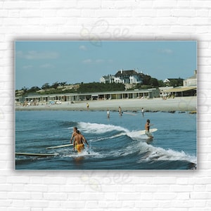 Stampa/Manifesto di Slim Aarons Rhode Island Surfers - Surfisti al largo del Rhode Island, settembre 1965.