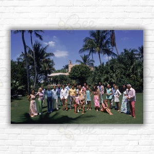 Slim Aarons Pulitzer Fashions Stampa/Poster - Gruppo di modelle Lilly Pulitzer Fashions sul campo da croquet nella casa di Ogden Phipps a Palm Beach, Florida