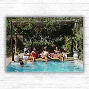 Stampa/Poster "Slim Aarons Poolside In Benahavis" - Un gruppo di amici si rilassa a bordo piscina privata a Benahavis, vicino a Marbella, Spagna, 1982.