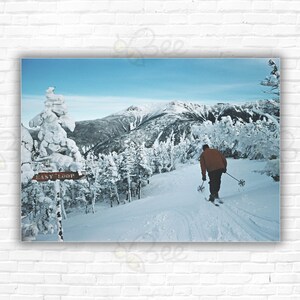 Slim Aarons åker skidor på Cannon Mountain Tryck/affisch: En skidåkare ger sig iväg på den lätta slingan på Cannon Mountain, New Hampshire, 1955.