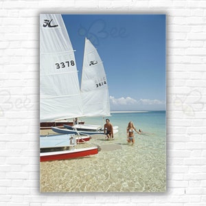 Slim Aarons Private Island Philippines Stampa/Poster - Ospite sulla spiaggia dell'isola di proprietà del presidente della Philippine Airlines Benigno Toda Jr
