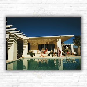 Stampa/poster di Slim Aarons a bordo piscina in Arizona: ospiti a bordo piscina nella casa di Wayne Beal a Scottsdale, Arizona, gennaio 1973.
