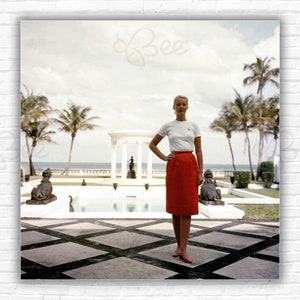 Slim Aarons CZ Guest Print/Poster - Cee Zee Guest di Grecian Temple Pool a Villa Artemis, Palm Beach, Florida, c 1955