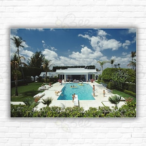 Stampa/poster della piscina di Slim Aarons Goodman - Famiglia e amici a bordo piscina nella casa di Murray H. Goodman e sua moglie, Palm Beach, Florida