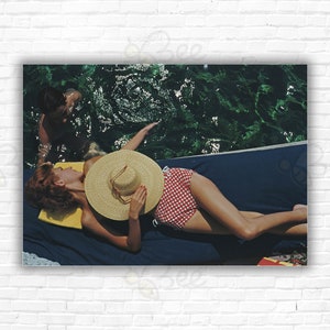 Slim Aarons Poolside a Burgenstock - Lillian Hanson si rilassa a bordo piscina nella tenuta di Burgenstock, sul lago di Lucerna, Svizzera.