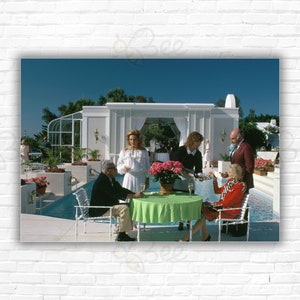 Stampa/poster di Slim Aarons Palm Beach Pool: la signora Robert Gottfried a bordo piscina a Palm Beach, Florida, 1985.