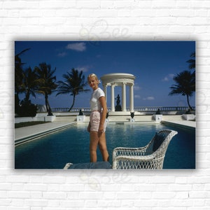 Slim Aarons Cz Guest Print/Poster - American Socialite a bordo piscina a Villa Artemis, Palm Beach Oceanfront Estate, Florida c.1955