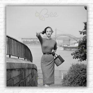 Schmales Aarons Fashion Of 1953 Print/Poster - Eine junge Frau modelliert ein Kleid mit Gürtel und Bleistiftrock, New York City, Juni 1953.