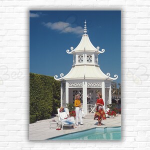 Stampa/poster Slim Aarons Palm Peach Pagoda - Cynthia Eichler, Vicky Schaft Bruder e Cathy Tankoos di Chinese teahouse, Palm Beach, Florida