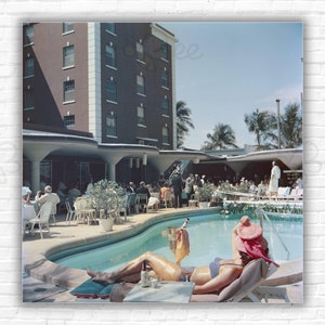 Stampa/poster di Slim Aarons Palm Beach - Vista dei bagnanti accanto alla piscina all'aperto del Colony Hotel, Palm Beach, Florida Aaron Photo