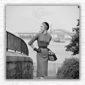Schmales Aarons New York Chic Print/Poster - Eine junge Frau modelliert ein Kleid mit Gürtel und Bleistiftrock, New York City, Juni 1953.