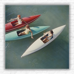 Stampa/Manifesto del viaggio di Slim Aarons al lago Tahoe: giovani donne in canoa a Zephyr Cove, sul lato del Nevada del lago Tahoe, USA, 1959.