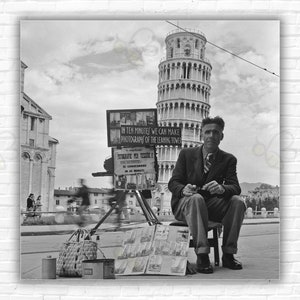 Slim Aarons Tourist Photographer Stampa/Poster - Fotografo di strada vicino alla Torre Pendente di Pisa con cartello che offre foto veloci, Pisa, Italia