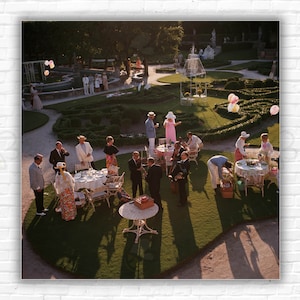 Stampa/Manifesto della festa in giardino di Slim Aarons - 1970: Un'elegante festa in giardino a Miami, Florida.