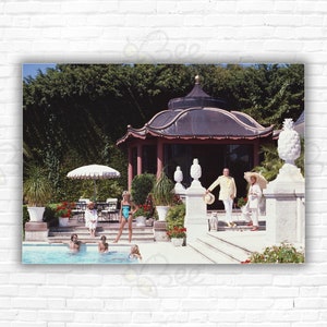 Stampa/poster Slim Aarons Pagoda Poolhouse - Albin e Margo Lykes Holder con amici a bordo piscina e poolhouse pagoda, Palm Beach, Florida