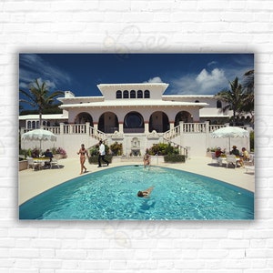 Stampa/poster della villa Slim Aarons McMartin: ospiti a bordo piscina all'Elephant Walk, la villa di Duncan McMartin alle Bermuda, settembre 1977.