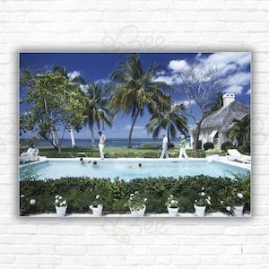 Stampa/Poster di Slim Aarons Leonard Dalsemer - Leonard Dalsemer e la sua famiglia nella loro villa a Lyford Cay, New Providence Island, aprile 1974.
