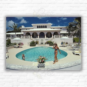 Stampa/poster di Slim Aarons Elephant Walk: ospiti a bordo piscina all'Elephant Walk, la villa di Duncan McMartin alle Bermuda, settembre 1977.