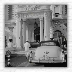 Stampa/poster del Carlton Hotel di Slim Aarons: una Cadillac con targa della Florida parcheggiata fuori dal Carlton Hotel, Cannes, Francia, circa 1955.