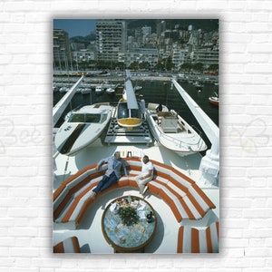 Slim Aarons Transport Buffs Monte Carlo Harbor Stampa/Poster - Roy J. Carver e il principe de Polignac chiacchierano sullo yacht nel porto di Monte Carlo