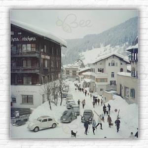 Stampa/Manifesto di Slim Aarons Klosters - Sciatori passano davanti all'Hotel Chesa Grischuna a Klosters, 1963.