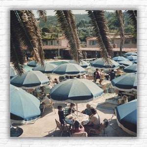 Stampa/poster di Slim Aarons, tavoli all'aperto - Ristoranti al La Jolla Beach and Tennis Club, San Diego, California, 1960.