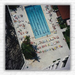 Stampa/Poster di Slim Aarons Boca Raton - Una piscina a Boca Raton, Florida, USA, circa 1978.