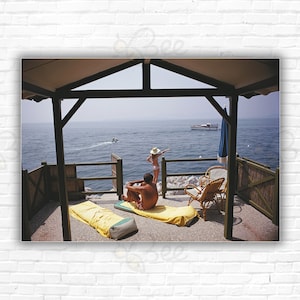Cabaña de playa de Slim Aarons en Antibes. Impresión/póster: Huéspedes en una cabaña de playa en el Hotel du Cap-Eden-Roc en Antibes, en la Riviera francesa, 1969.