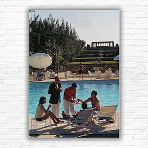 Póster/impresión de Slim Aarons Versailles Gardens: Ocean Club Versailles Gardens con piscina y claustros franceses, Paradise Island, Bahamas