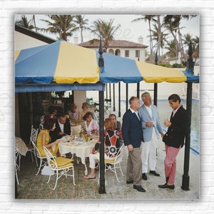 Stampa/Manifesto della festa di Slim Aarons a Palm Beach - Una festa in piscina a Palm Beach, Florida, USA, 1964.