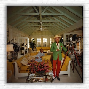 Stampa/poster del belvedere di Slim Aarons Island: elegantemente vestito, W Clifford Klenk con il suo telescopio e sua moglie Hope nella loro casa sull'isola di Hog.